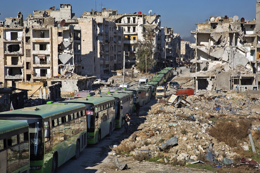 Buses are seen during an evacuation operation of rebel fighters and their families from rebel-held neighbourhoods in the embattled city of Aleppo on December 15, 2016.  AFP PHOTO /  KARAM AL-MASRI