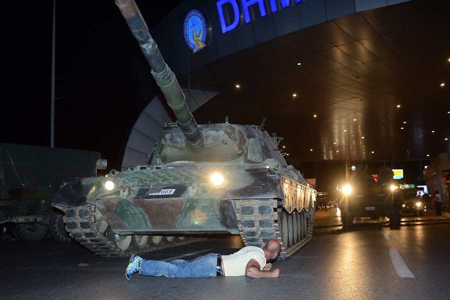 As coup plotters tried to enter Atatürk Airport in İstanbul on the night of July 15, Metin Doğan, a university student, lies down in front of the tanks to stop the coup plotters from entering the airport.  İHA PHOTO /  İSMAİL COŞKUN