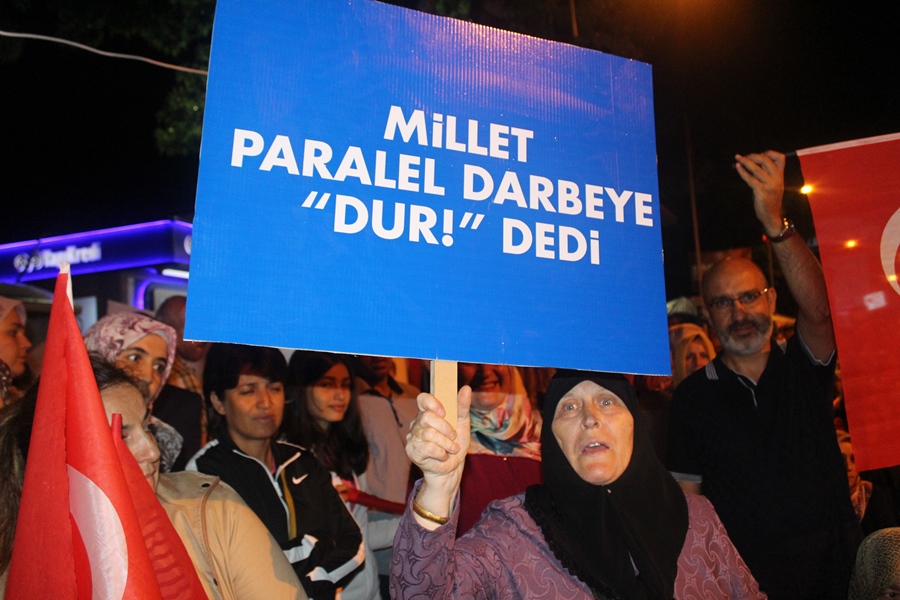 A woman holds a placard bearing the words “People said ‘STOP’ to the Parallel Coup” referring to the infiltration of FETÖ into the army and government as “the parallel state.”   AA PHOTO /  HAYATİ İKİZOĞLU