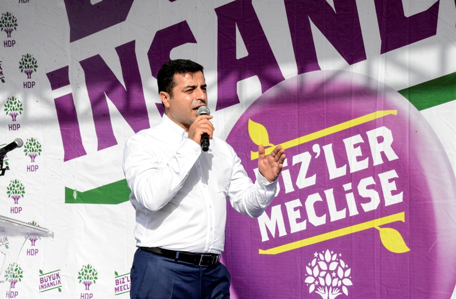 The co-leader of the HDP, Selahattin Demirtaş, speaks during an election rally on June 3, 2015, in Mardin.  AFP PHOTO /  İLYAS AKENGİN