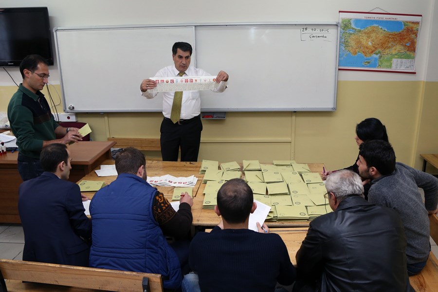 Presiding officer in Erzurum, counting the votes in front of observers.  AA PHOTO /  AHMET OKATALI