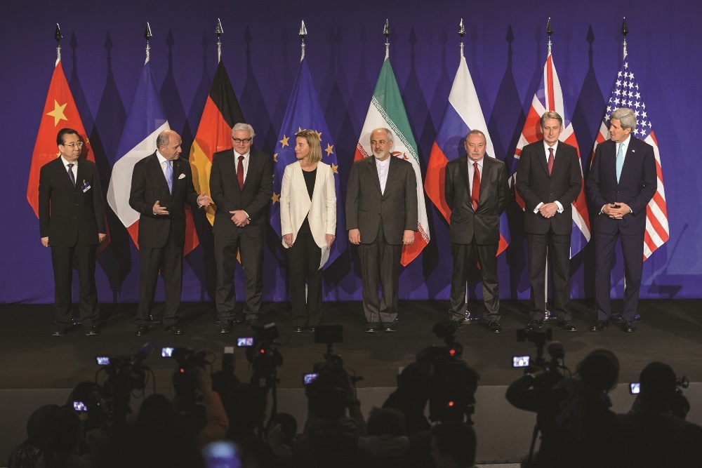 P5+1 and Iran representative pose prior to the announcement of an agreement on Iran nuclear talks on April 2, 2015 in Lausanne.  AFP PHOTO /  FABRICE COFFRINI