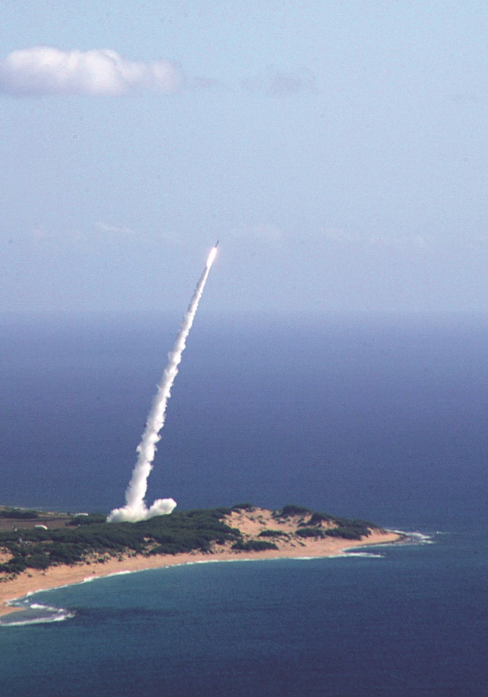 This U.S. Navy handout image shows a medium range ballistic missile with a separating target being launched  22 June, 2007.  AFP PHOTO / HO /  U.S. NAVY