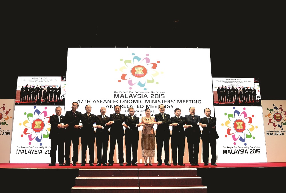 The opening ceremony for the 47th Meeting of the Association of Southeast Asian Nations (ASEAN) Economic Ministers in Kuala Lumpur on  August 22, 2015. AFP PHOTO /  MANAN VATSYAYANA