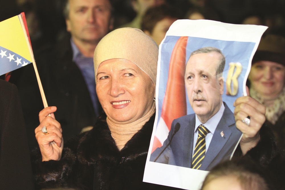 Bosnian woman holds a poster of Prime Minister Erdoğan during an official visit to Sarajevo. AA