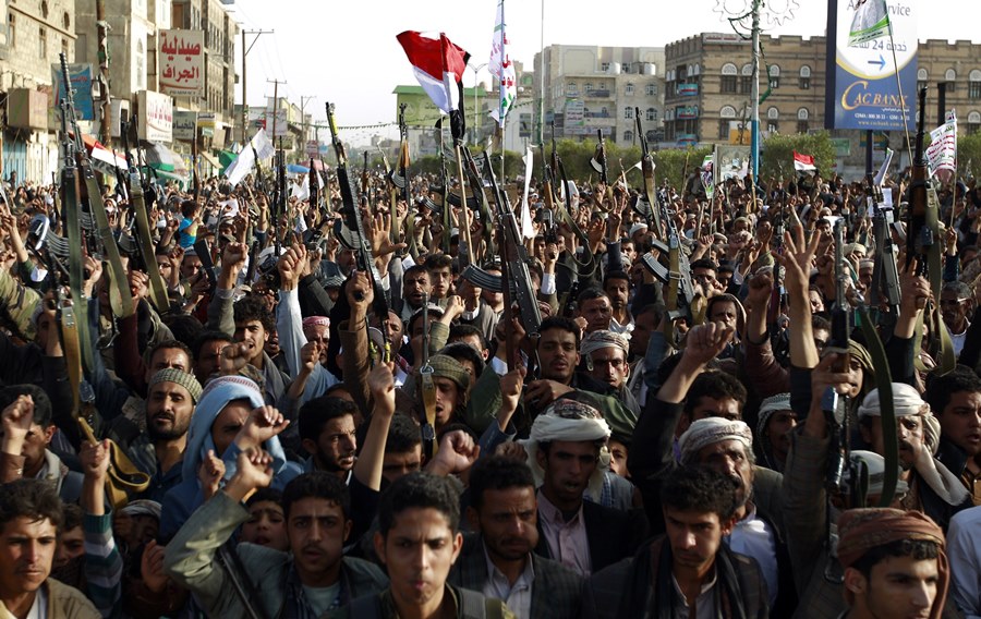 Yemeni supporters of Houthi militants