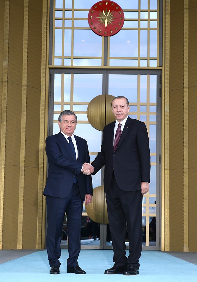 Turkish President Erdoğan (R) shakes hand with Uzbekistan President Mirziyoyev (L) upon his arrival for their meeting at the presidential complex in Ankara on October 25, 2017.